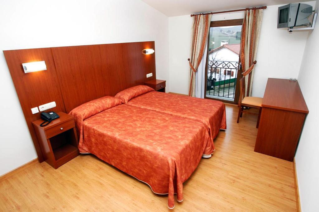 Hotel Agorreta Salinas De Pamplona Camera foto